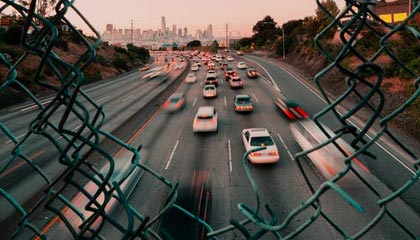 灰熊队取得开门红，士气高涨前行